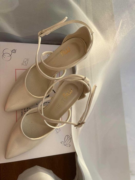 Buty ślubne na słupku