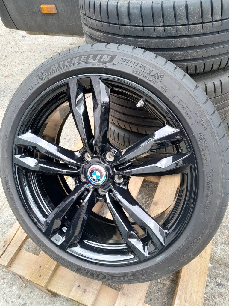 Komplet koła lato BMW X1 F48 X2 F39 225/45/19 michelin