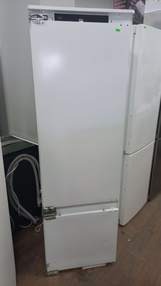 Холодильник Встройка ! AEG
