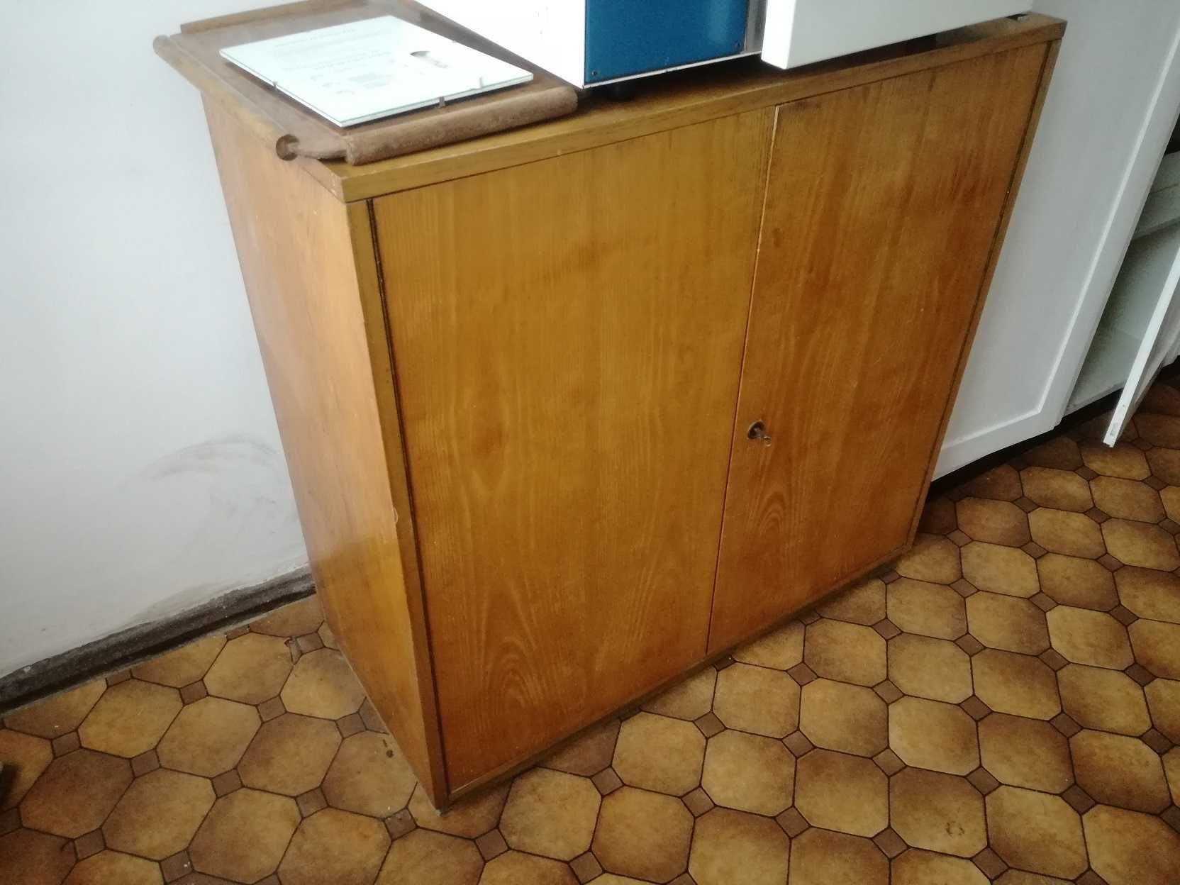 stare komody 5 półek lakierowane prawdziwe drewno 2 sztuki