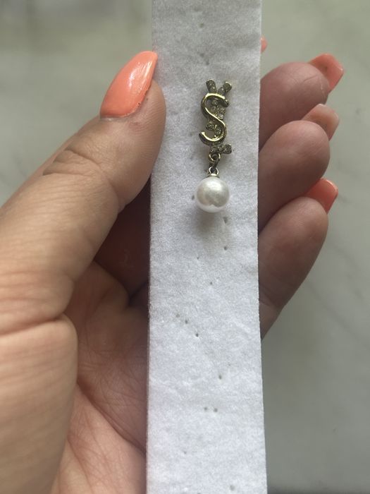 Złote kolczyki wiszące z Perełką