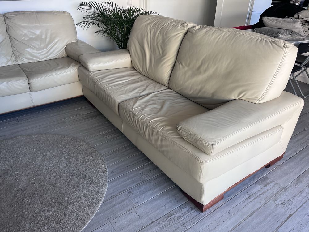 2 sofas em pele beje