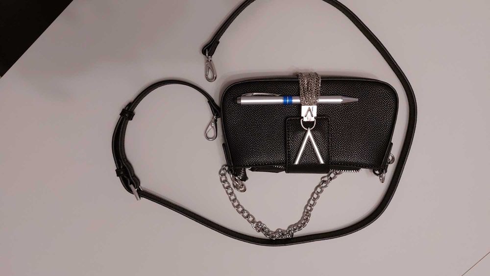 Nowa torebka Valentino — elegancka, funkcjonalna, z paskiem