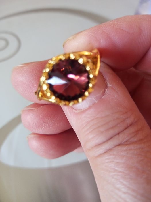 Pierścionek z fioletowym oczkiem