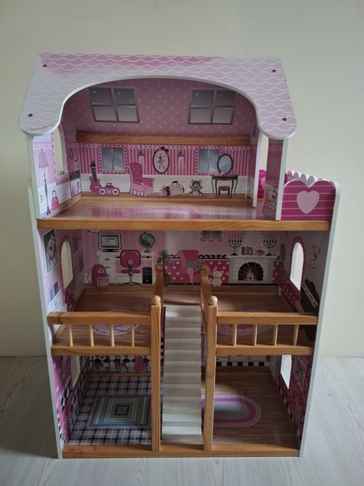 Drewniany domek dla lalek