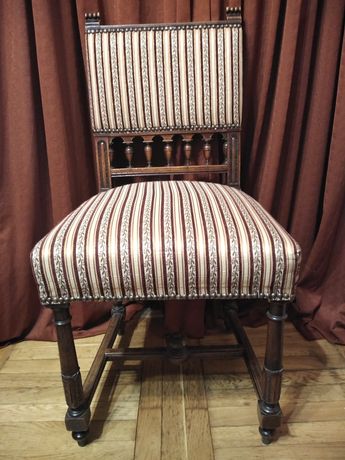 Krzesła z ozdobną tapicerką