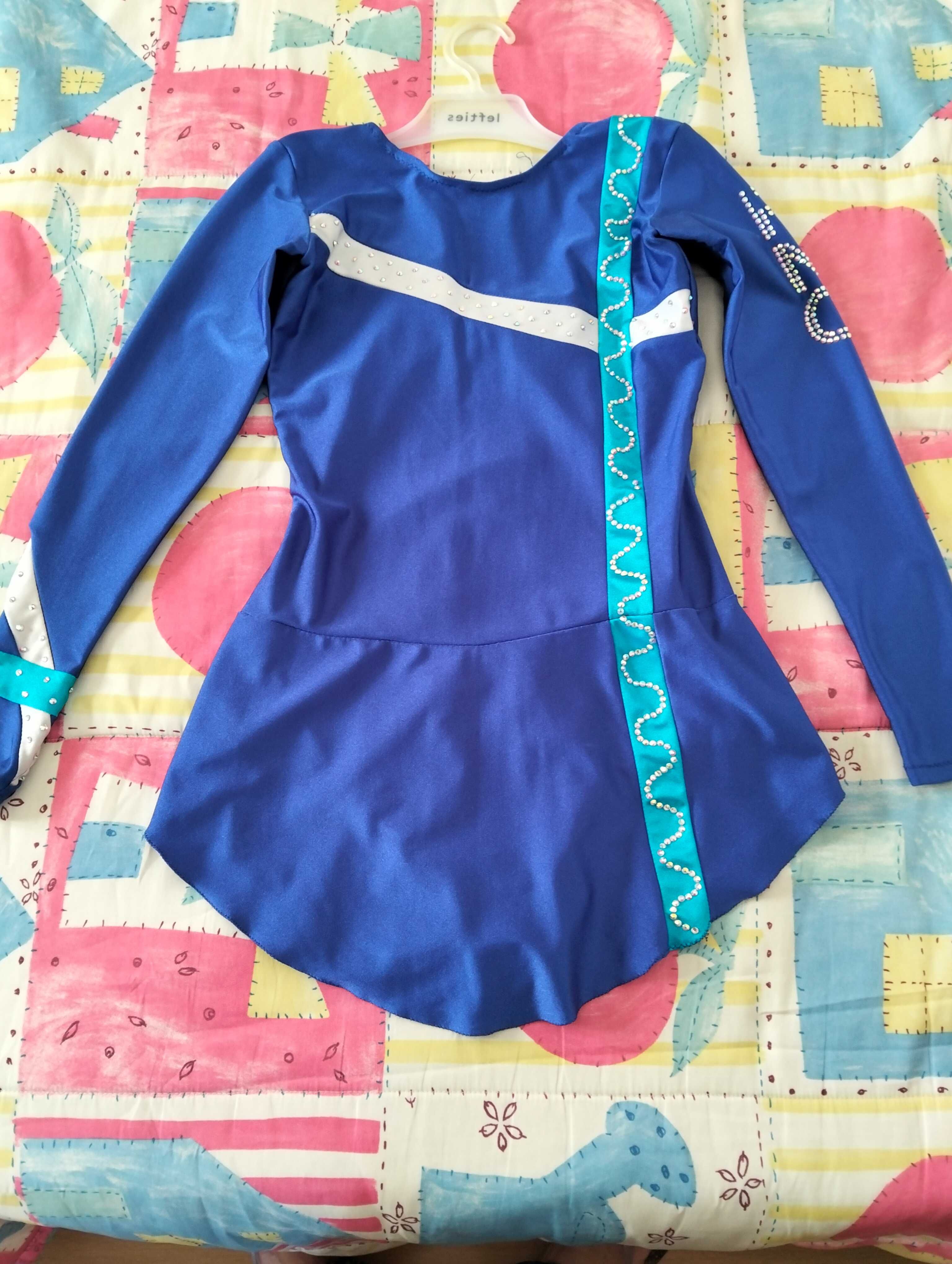 Vendo fato de patinagem artística.