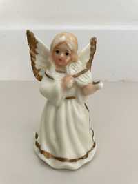 figurka aniołek grający na skrzypcach