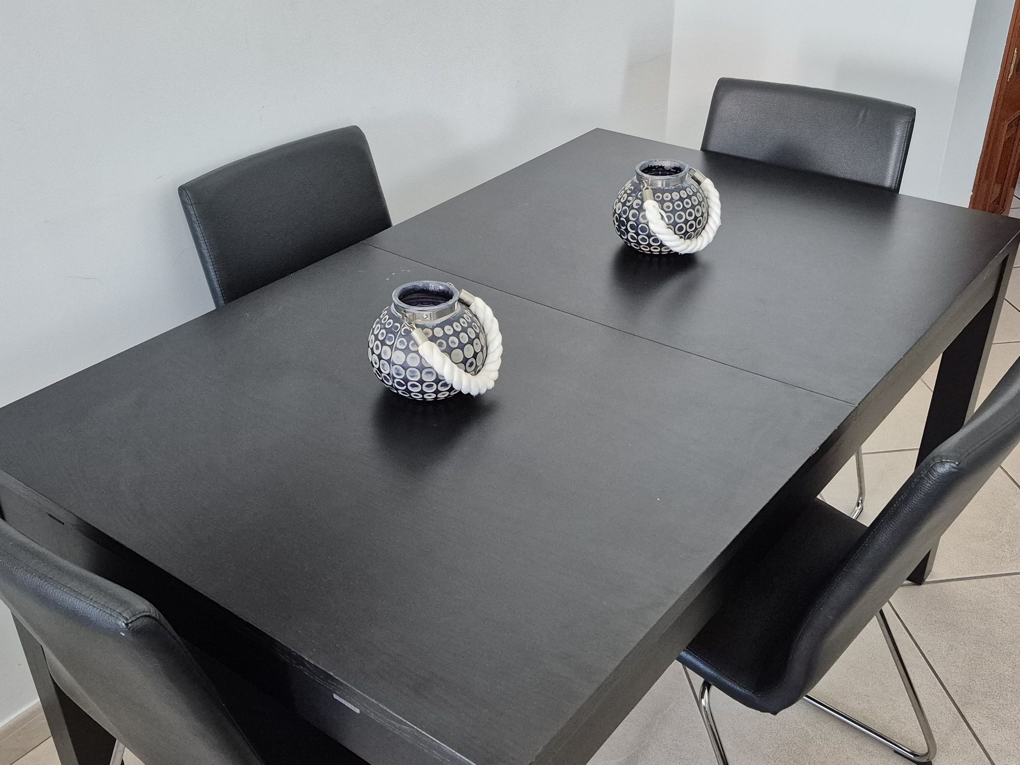 Mesa extensível Ikea com 4 cadeiras.