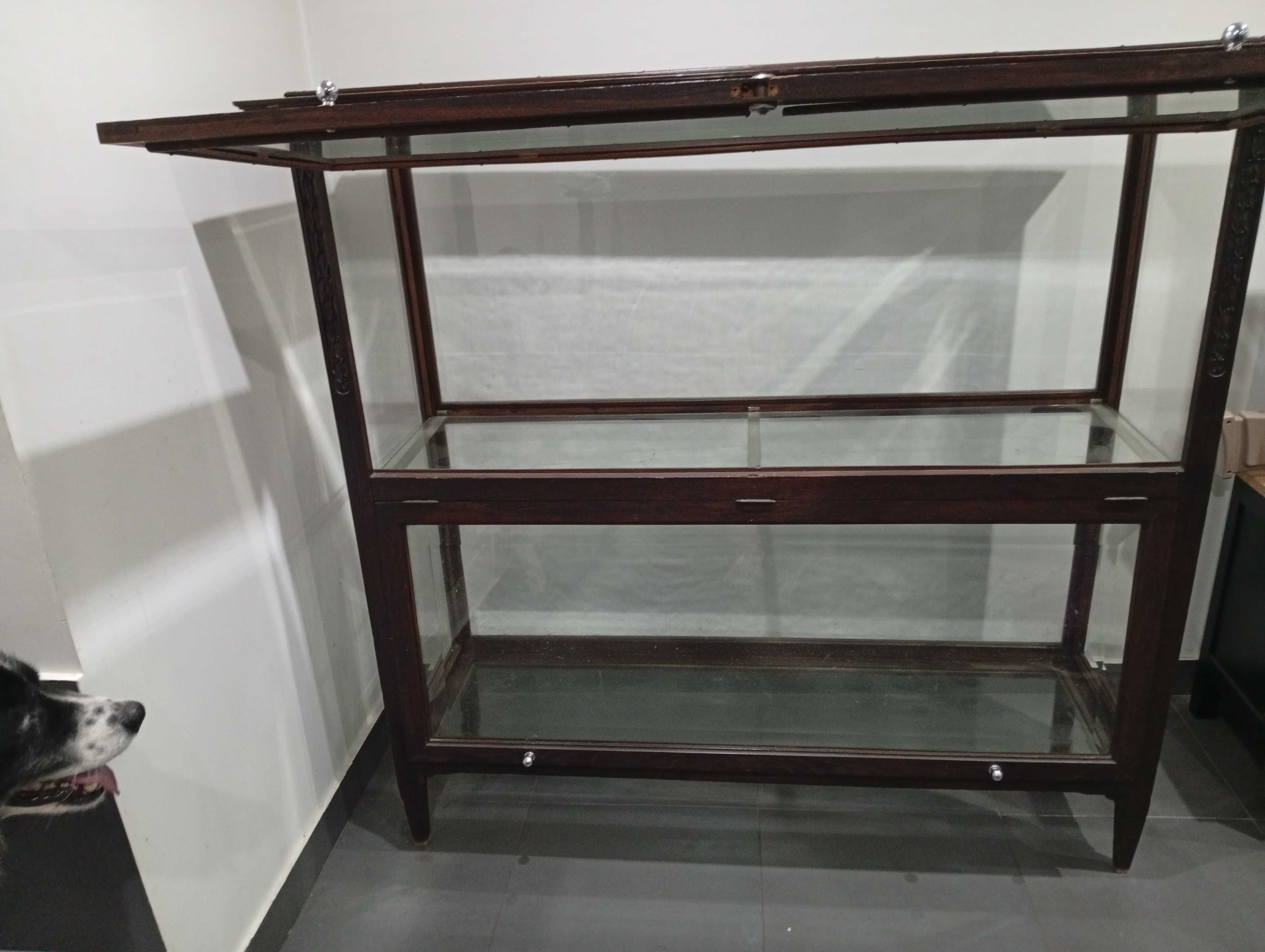 Vitrine antiga de madeira em bom estado