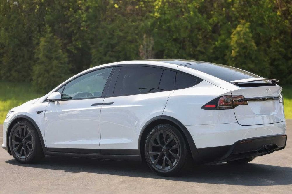 Tesla Model X      2023