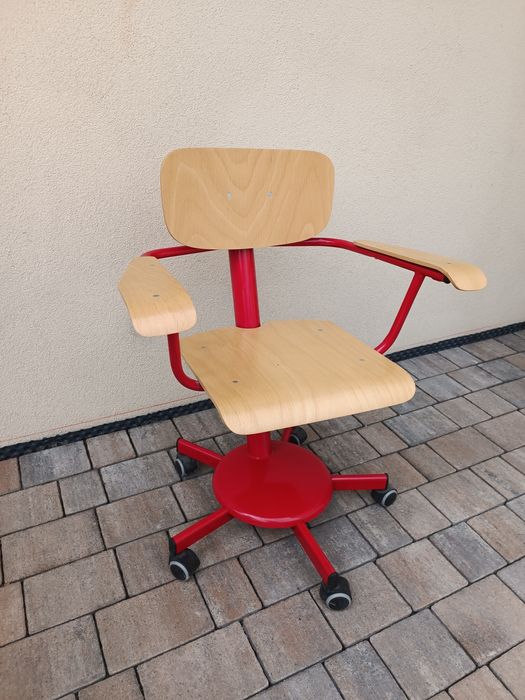 Nowe krzesło dziecięce na kółkach