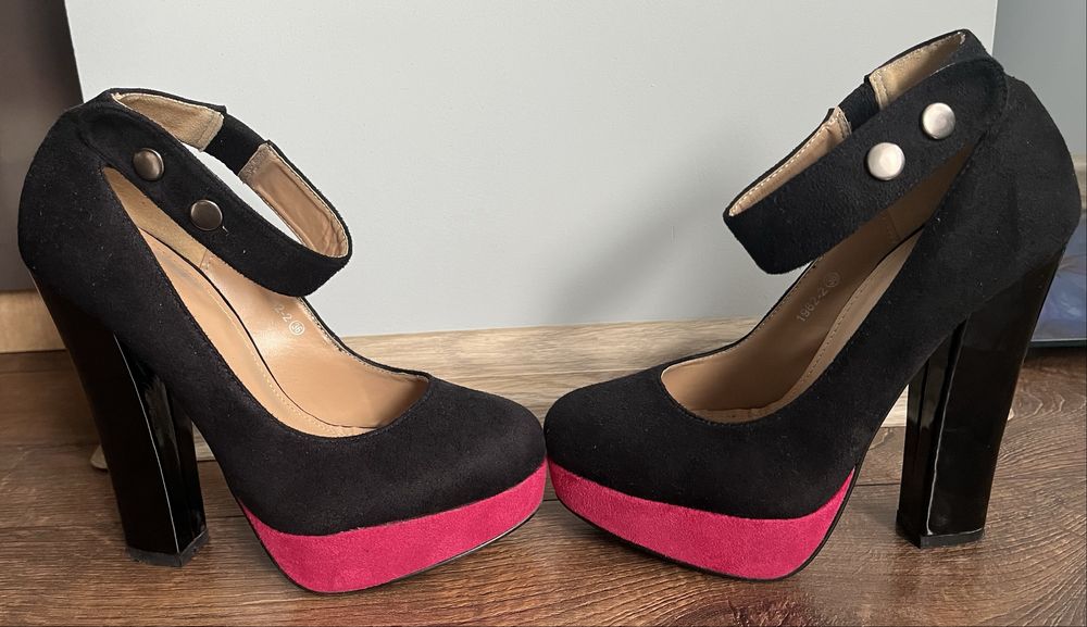 Туфлі на високих підборах