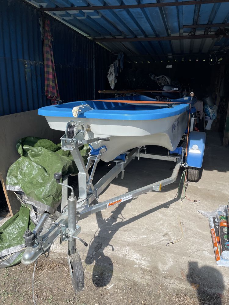 Łódź z silnikiem Yamaha 8 KM + przyczepa