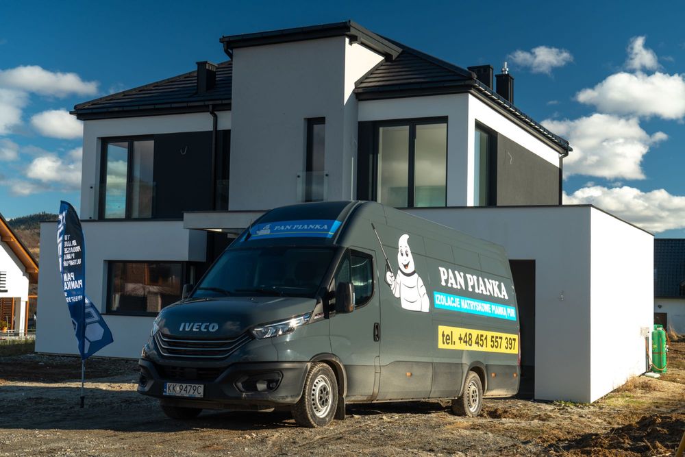 Izolacja natryskowa pianą PUR – ocieplenie poddaszy, dachów, budynków