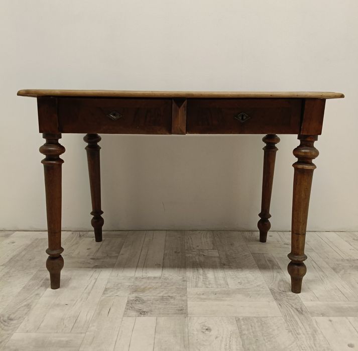 stary drewniany stół wiejski do kuchni altany siedliska pergoli