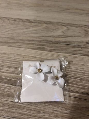 Kolczyki nowe slubne biale kwiaty