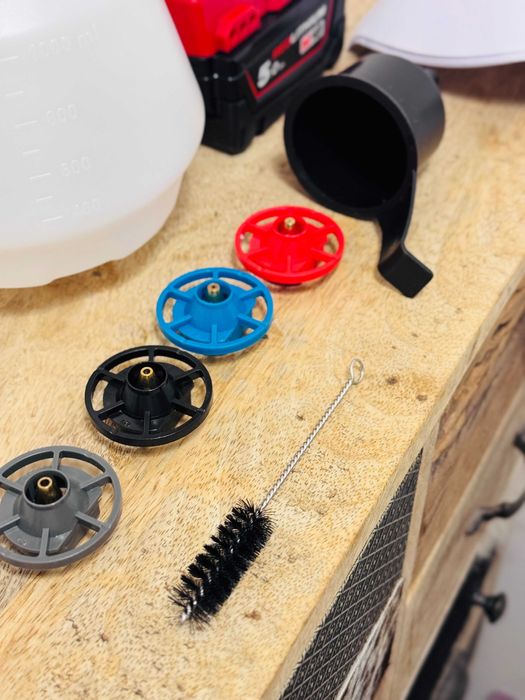 Pistolet natryskowy NA BUDOWE do zwilżania betonu na aku milwaukee