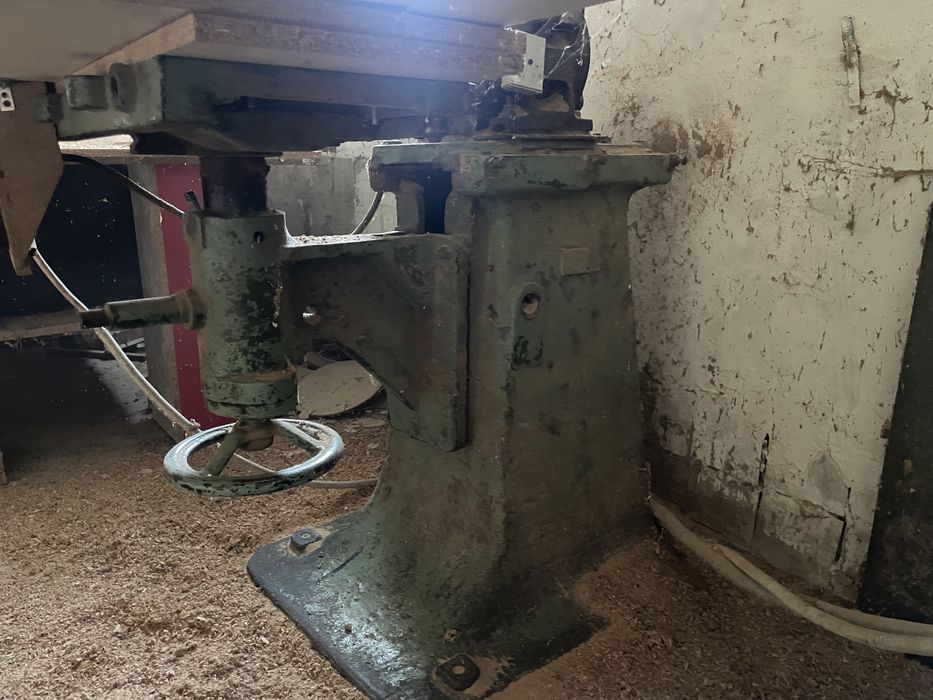 Довбально-пазозувальний верстат