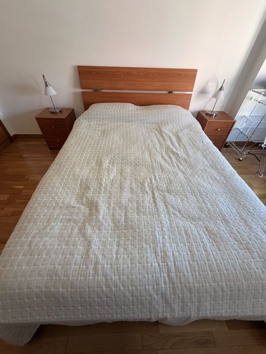 Cama casal, colchao e mesas de cabeceira