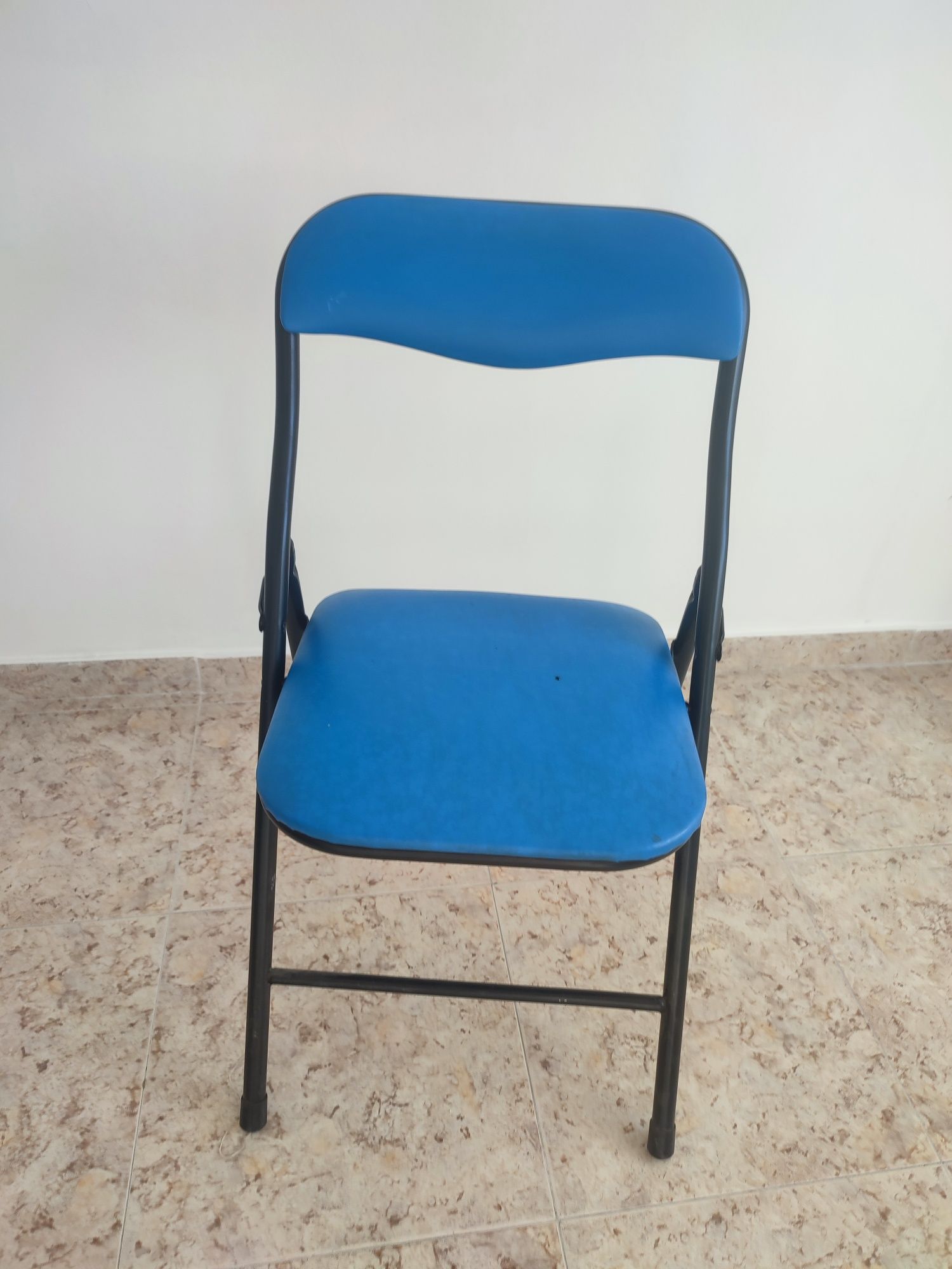 Cadeira tubular com estofado azul