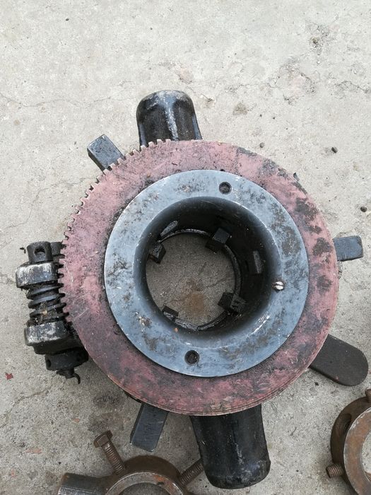 Клупп  новий для нарізки різьби плашки