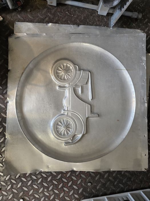 Aluminiowe tablice etro samochód, płaskorzeźba