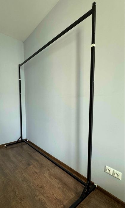 металева вішалка для одягу / стійка для гардеробу