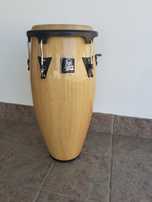 Congas grandes em muito com estado