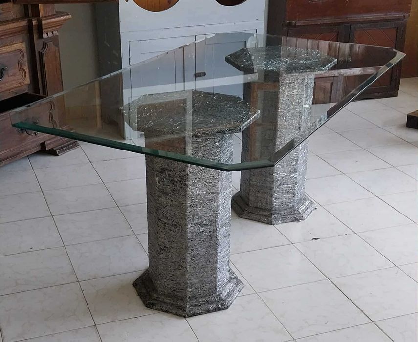 Mesa de Sala com Colunas em Pedra e Tampo em Vidro
