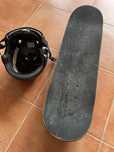 Skate e capacete