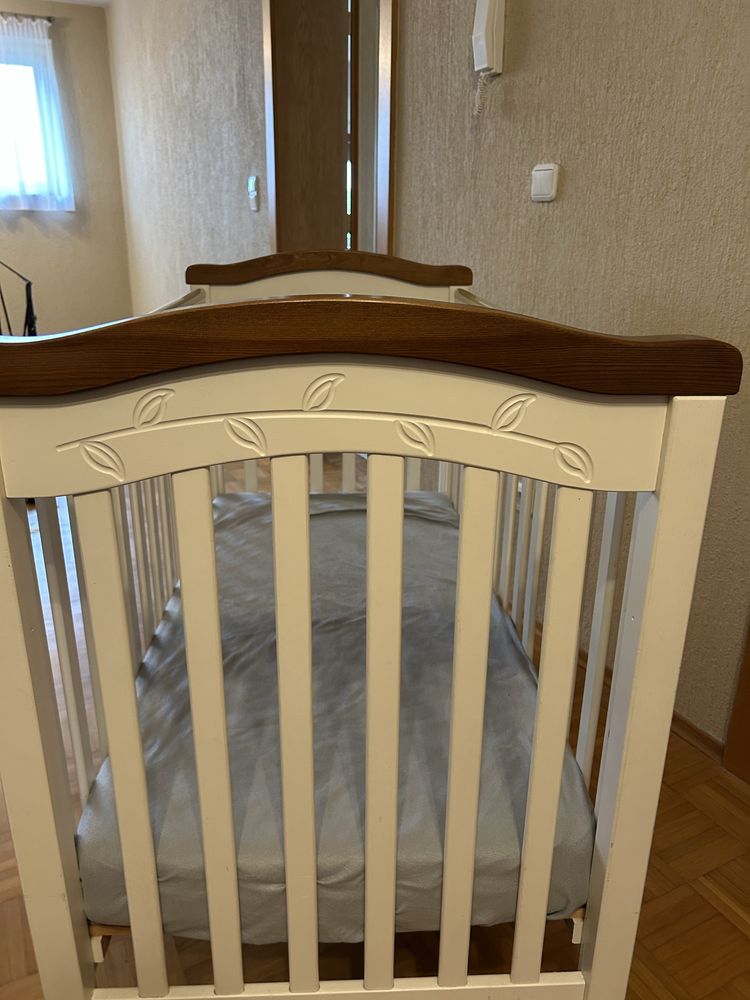 Biale drewniane łożeczko
