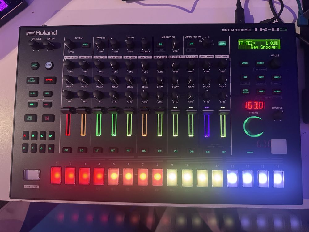 Roland TR-8S.