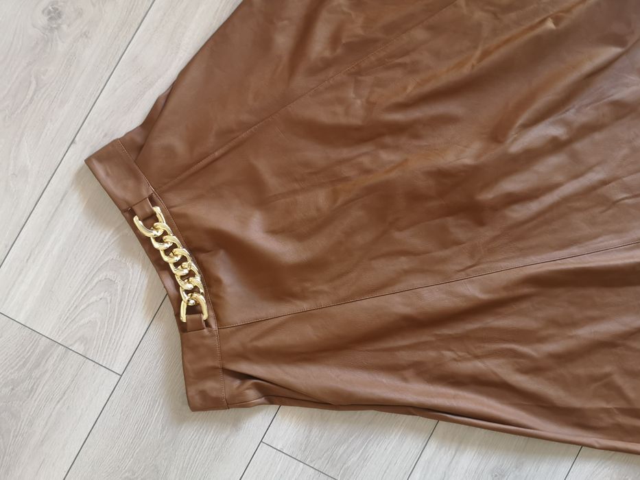 Spódnica skórzana midi z łańcuszkiem