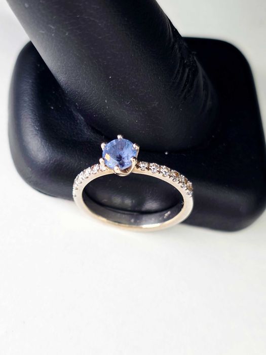 Pierścionek z szafirem naturalnym 1,01 ct i diamentami – białe złoto