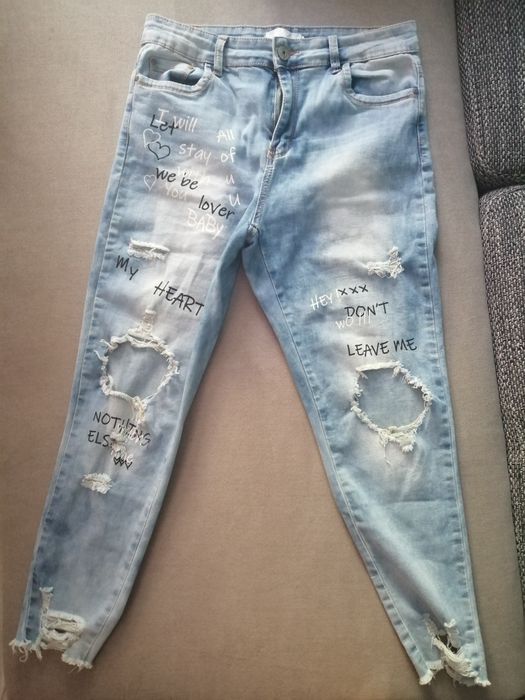 Spodnie damskie m/L z dziurami i napisami