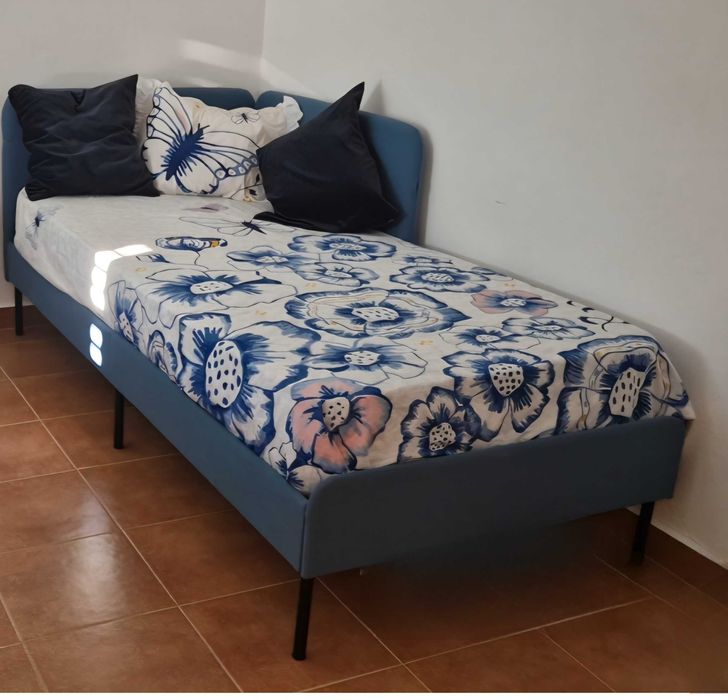 Cama acolchoada com estrado e colchão