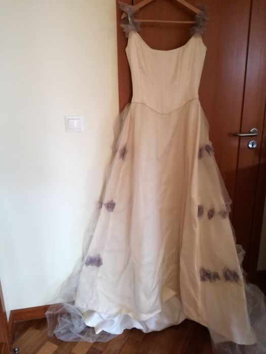 Vestido de noiva novo.