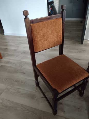 Masywny stół i krzesła