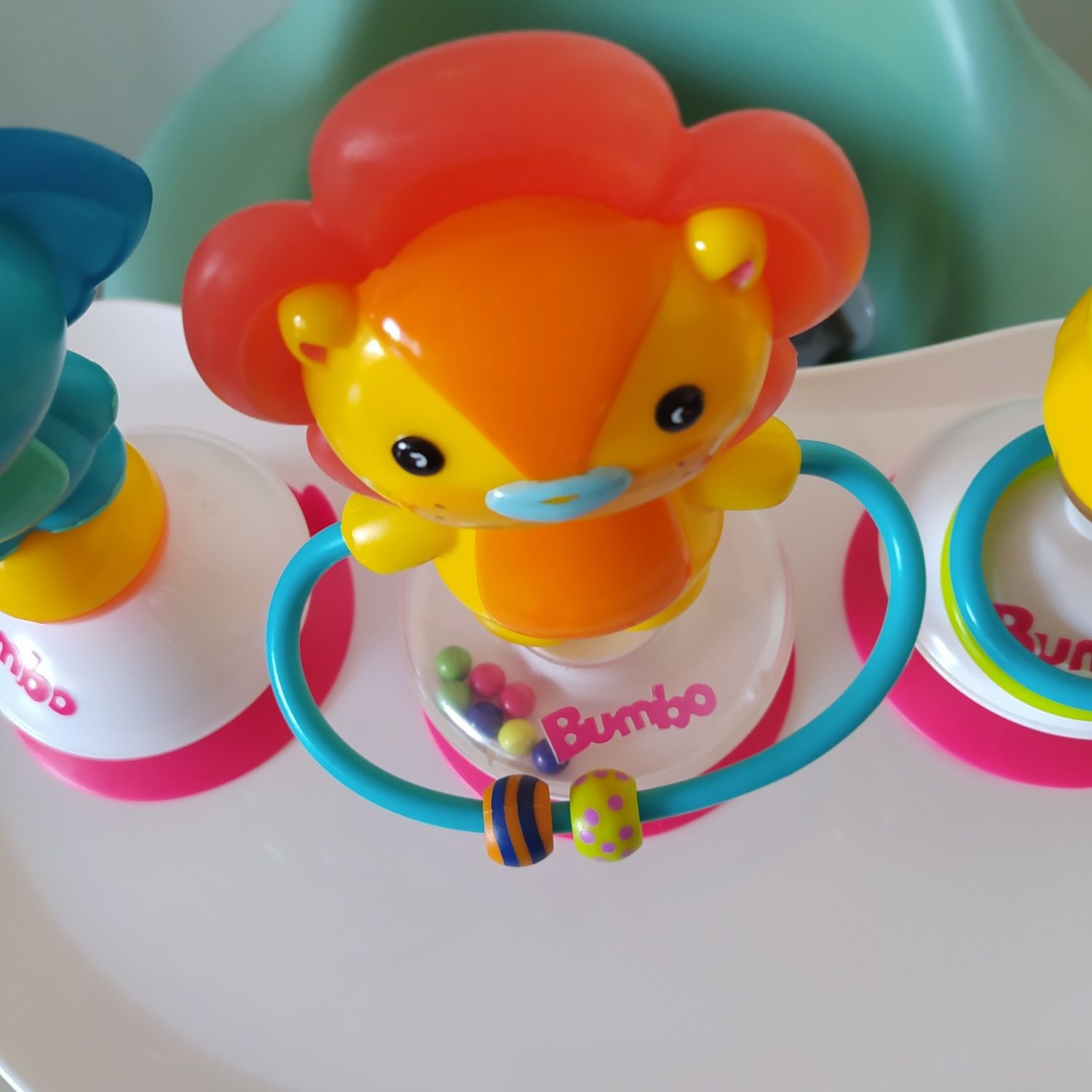 Assento Bumbo com cintos, tabuleiro e brinquedos