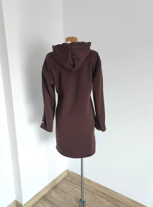 Dłuższa Bluza Sukienka Z Kapturem Ozdobne Guziki Brąz L 40