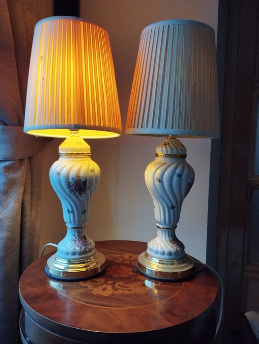 Zestaw lampek że stolikiem i taboretami retro