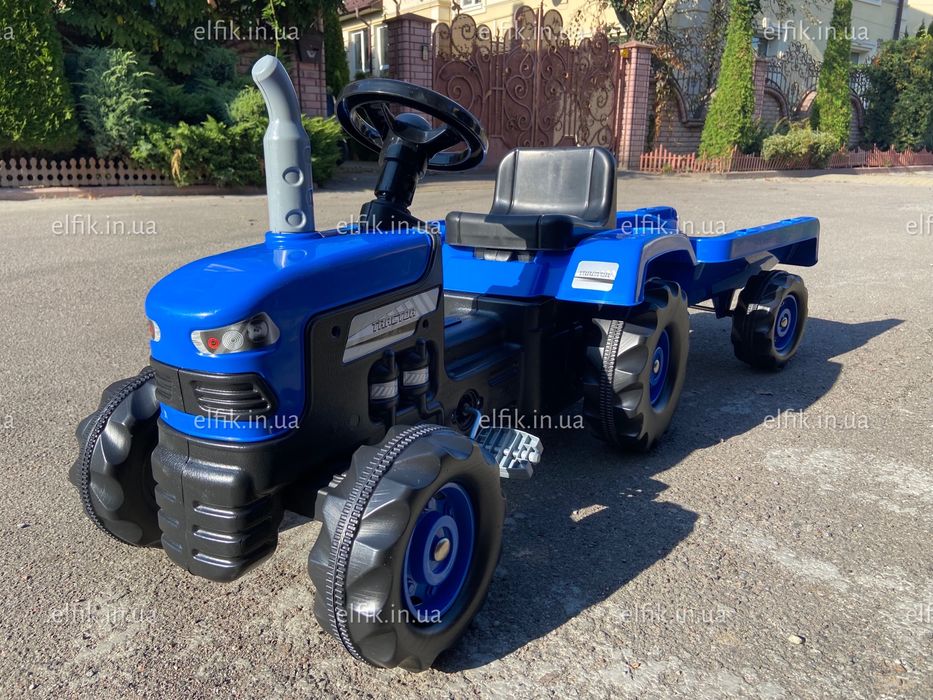 Синій трактор на педалях