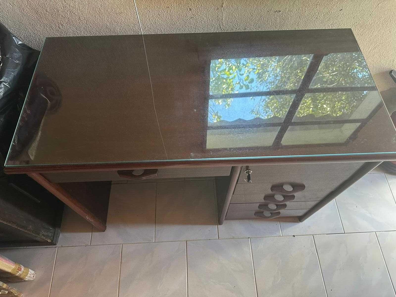 Secretária de madeira escura + tampo de vidro — 110×52×79 cm
