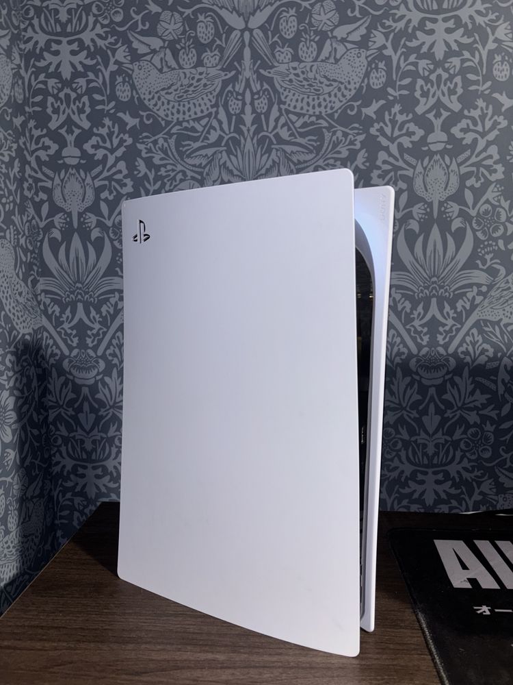 Продаю свою PlayStation 5 з двома геймпадами