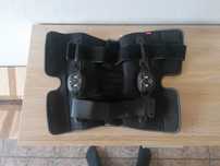 Joelheira articulada com ajuste em velcro