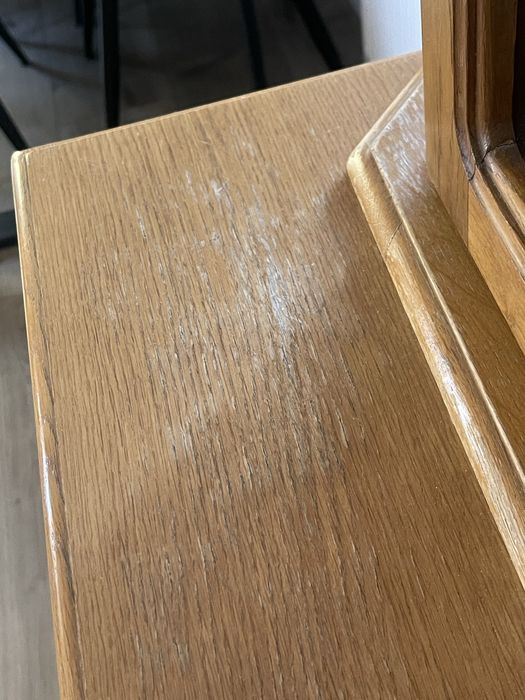 Solidny dębowy kredens