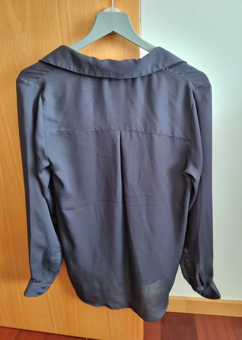 Camisa azul escura fluida H&M, tamanho 34