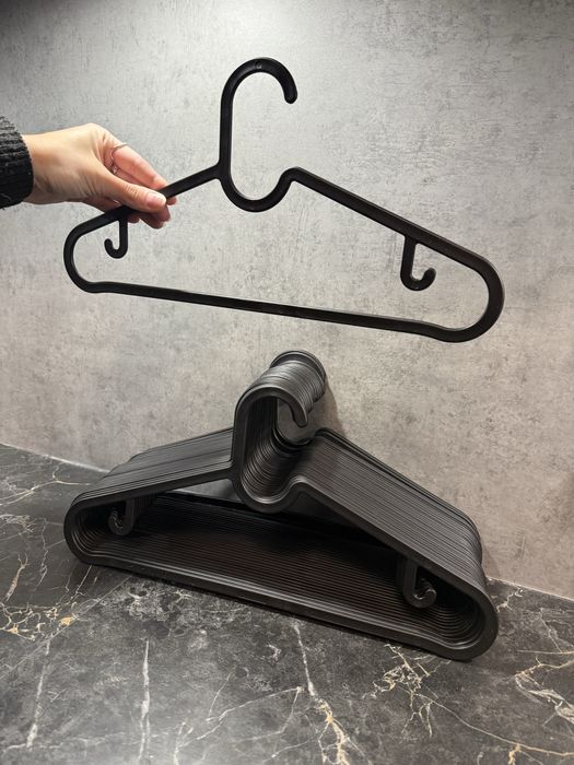 plastikowe cienkie czarne wieszaki na ubrania do szafy