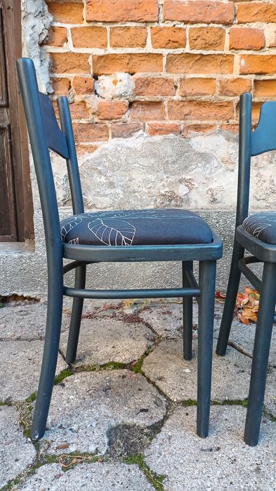 Krzesła po renowacji Radomsko drewno materiał PRL vintage